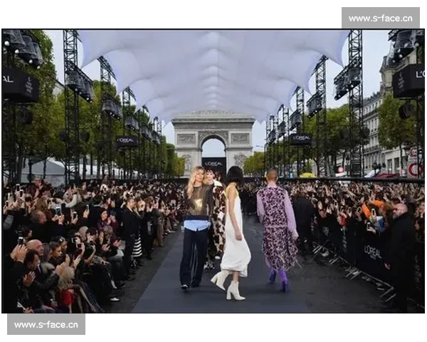 巴洛特利巴黎时装周跨界首秀 34 岁足坛传奇开启时尚新征程