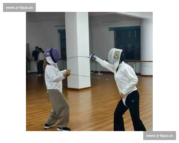 激烈对决剑光闪烁击剑比赛中的技艺与智慧较量